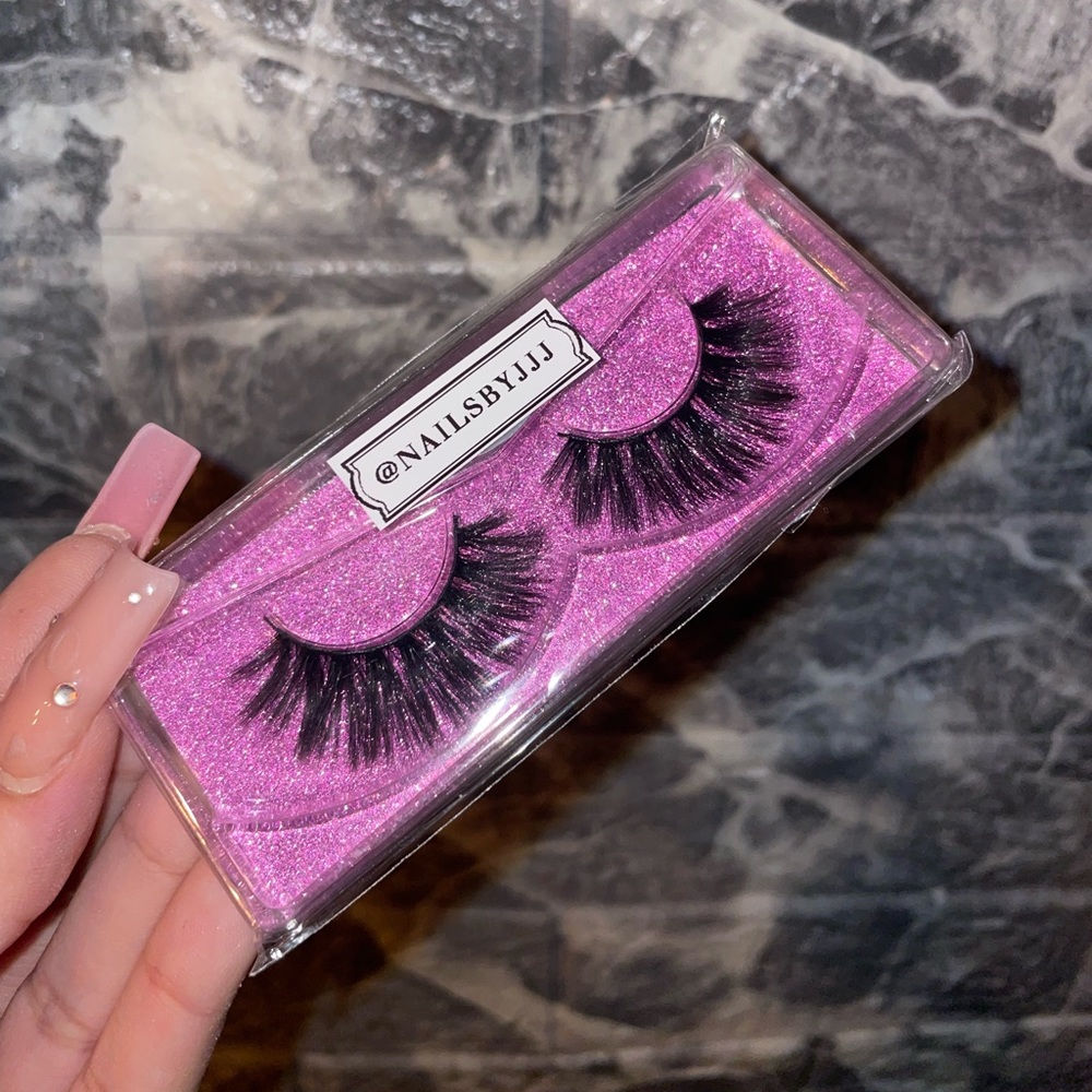 Mega Volume Lashes - Picture 2 of 2